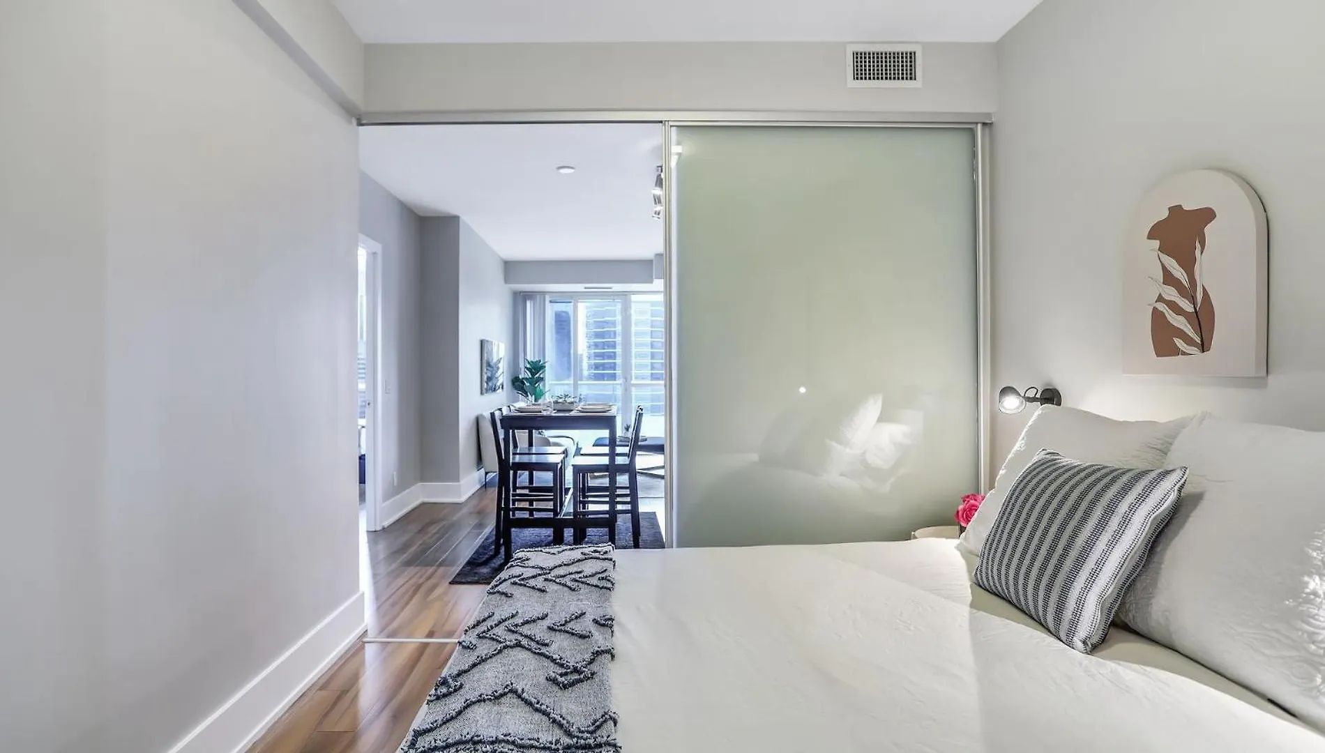Apartment Downtown Suites With Free Parking Toronto Canada