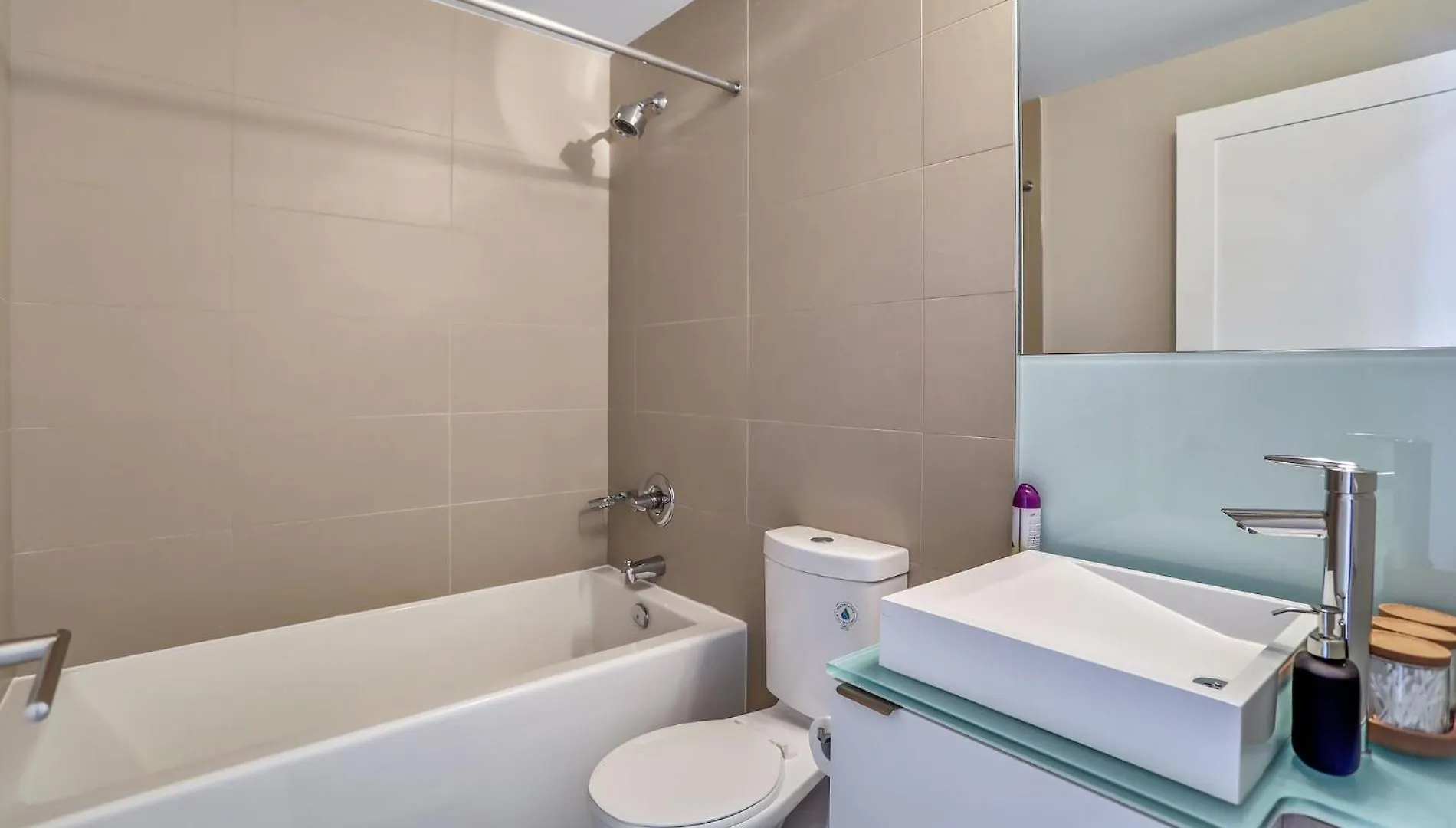 Downtown Suites With Free Parking Toronto